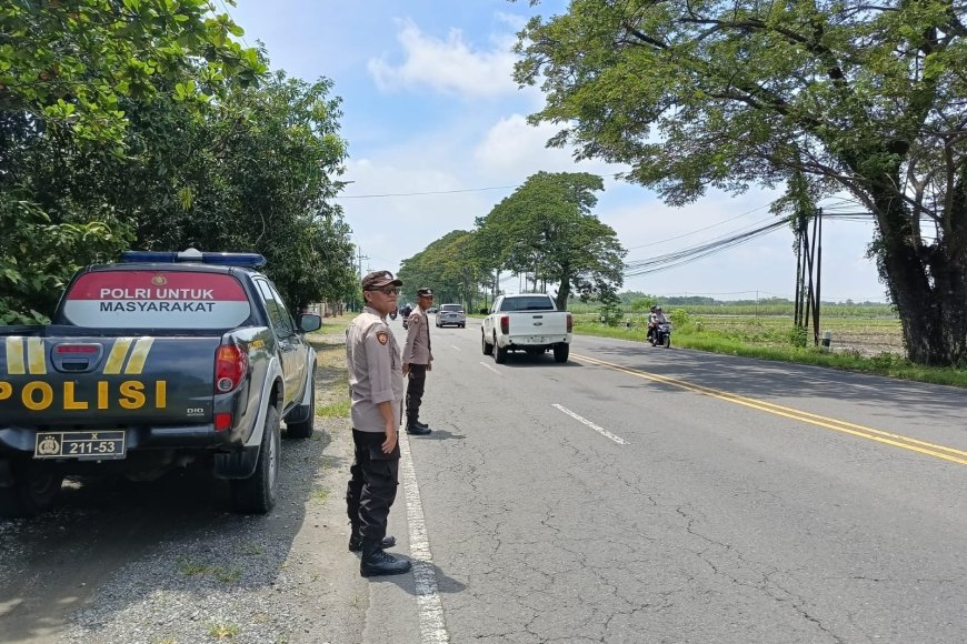 Tingkatkan Keamanan Jalur Utama, Polsek Balerejo Gelar Patroli Strong Point