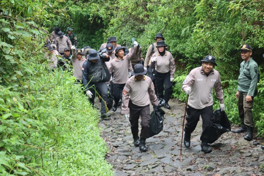 Gerakan Indonesia ASRI : Polres Magetan Gelar Korve di Jalur Pendakian Gunung Lawu