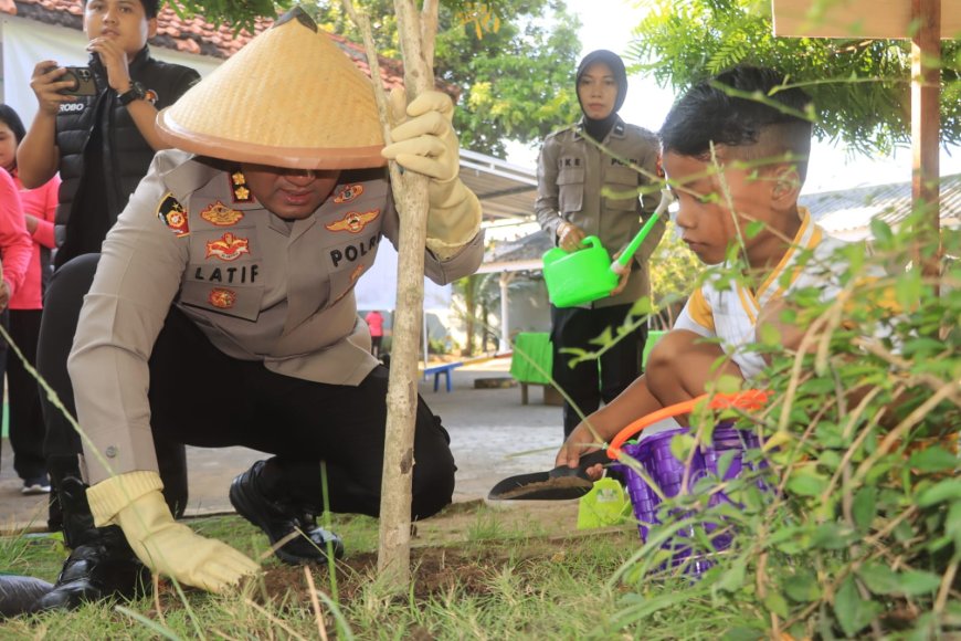 Gerakan Indonesia ASRI : Polres Probolinggo Gelar Aksi Penghijauan Pulihkan Lahan Kritis